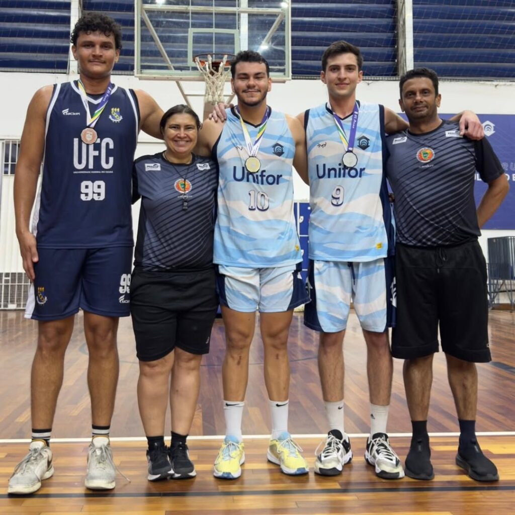 Jackson Lorran (à esquerda) alcançou o terceiro lugar no Basquete X1 pelos Jogos Universitários Cearenses. Foto: Divulgação.